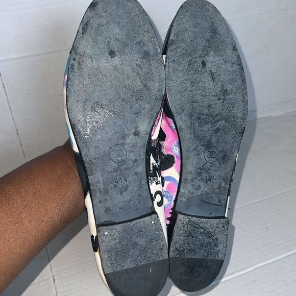 CHANEL BLACK WHITE & PURPLE CANVAS ALMOND TOE GRAPHIC BOW BALLET FLATS SIZE 10.5 - Picture 7 of 12